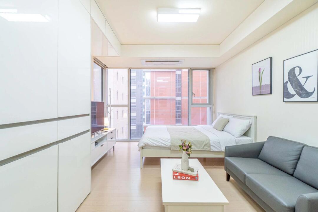 首爾江南站短租公寓 轉(zhuǎn)角雙窗室，都市旅居的理想之選